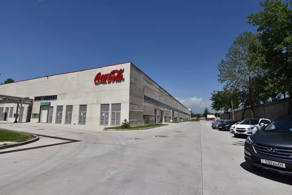 Ширкати Coca-Cola дар ҷойи коргоҳи пешин арматураи дар Душанбе сохта шудааст Ширкати Coca-Cola дар ҷойи коргоҳи пешин арматураи дар Душанбе сохта шудааст - Sputnik Тоҷикистон