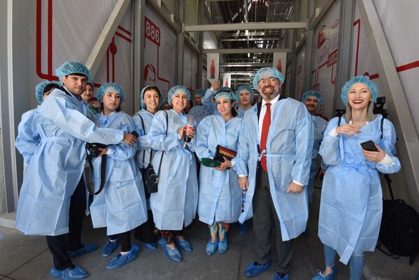 Журналисты перед входом в цеха переоделись в стерильную одежду - Sputnik Таджикистан