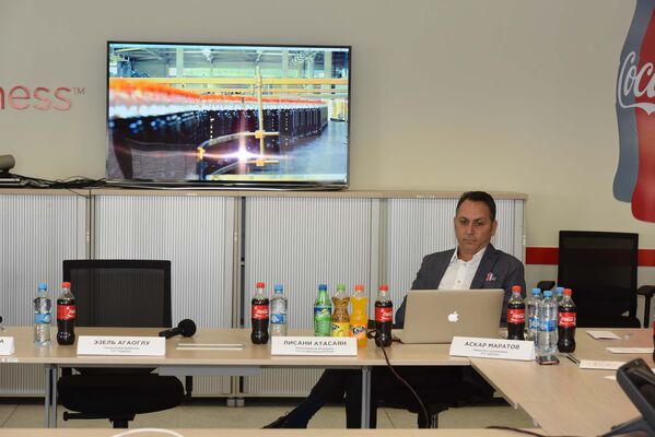 Лисани Атасаян Региональный менеджер по Центральной Азии компании Coca-Cola проводит презентацию - Sputnik Таджикистан