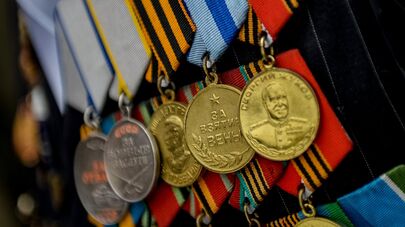 Ордена и медали ветерана ВОВ, архивное фото