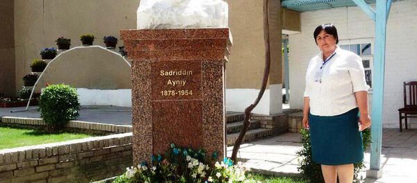 Бюст Садриддина Айни находящийся в его доме-музее, Самарканд - Sputnik Тоҷикистон