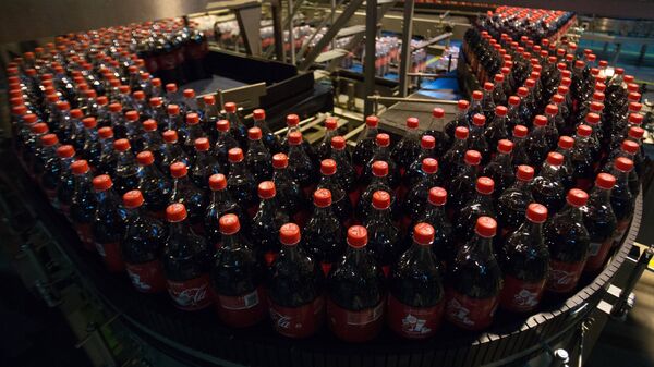 Производство напитков Coca-Cola на заводе, архивное фото - Sputnik Тоҷикистон