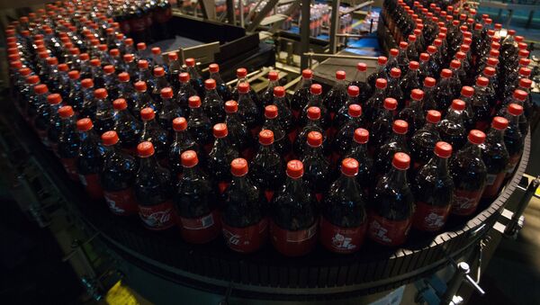 Производство напитков Coca-Cola на заводе, архивное фото - Sputnik Таджикистан