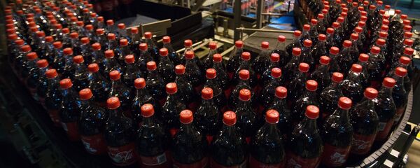 Производство напитков Coca-Cola на заводе, архивное фото Производство напитков Coca-Cola на заводе, архивное фото - Sputnik Таджикистан