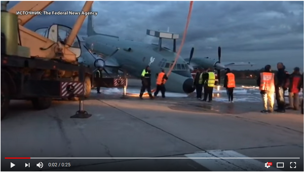 Аварийная посадка Ил-38 в Жуковском - Sputnik Таджикистан