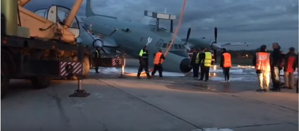 Аварийная посадка Ил-38 в Жуковском - Sputnik Таджикистан