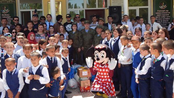 Военнослужащие 201-й РВБ оказали гуманитарную помощь детям-сиротам - Sputnik Таджикистан