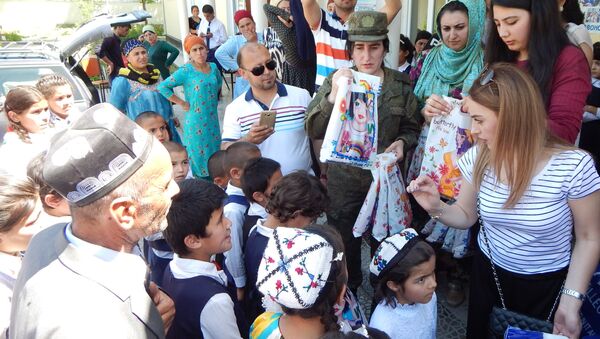 Военнослужащие 201-й РВБ оказали гуманитарную помощь детям-сиротам - Sputnik Таджикистан