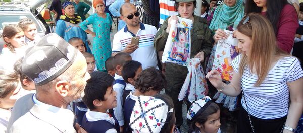 Военнослужащие 201-й РВБ оказали гуманитарную помощь детям-сиротам Военнослужащие 201-й РВБ оказали гуманитарную помощь детям-сиротам - Sputnik Таджикистан