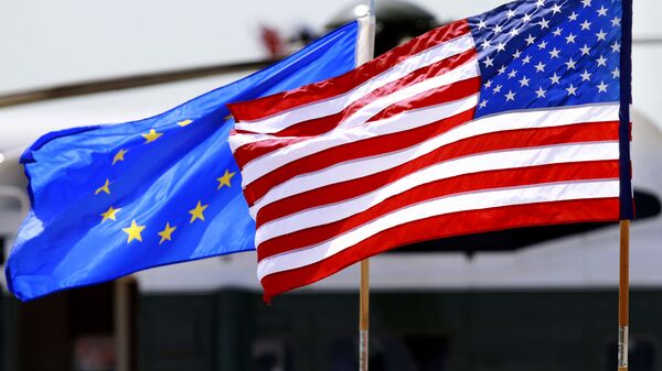 Флаги США и Евросоюза - Sputnik Тоҷикистон