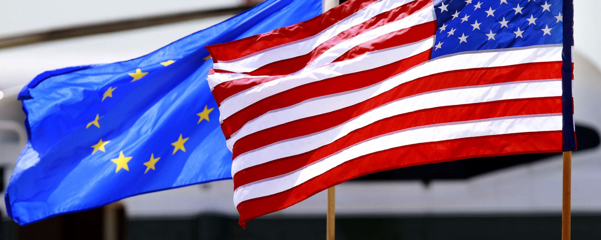 Флаги США и Евросоюза - Sputnik Тоҷикистон, 1920, 28.02.2022