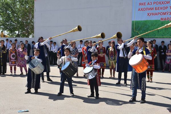 Маленькие артисты выступают на конкурсе национальных блюд и народных ремесел в Душанбе - Sputnik Таджикистан