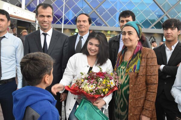 Встреча в Аэропорту Мехроны Гайбуллоевой Встреча в Аэропорту Мехроны Гайбуллоевой - Sputnik Таджикистан