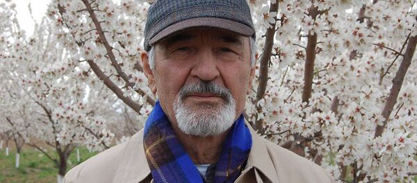 Поэт Бозор Собир, архивное фото Поэт Бозор Собир, архивное фото - Sputnik Тоҷикистон