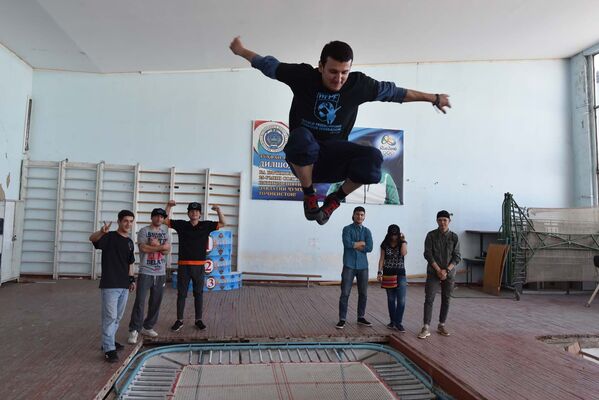 Паркурщик Искандер Рахимов демонстрирует прыжки - Sputnik Таджикистан