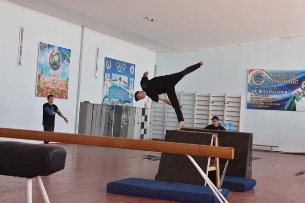 Паркурщики тренируются в спортзале, архивное фото - Sputnik Таджикистан