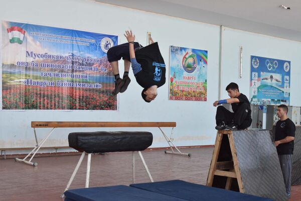 Паркурщики тренируются в спортзале, архивное фото - Sputnik Таджикистан