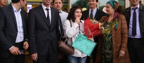 Как встретили в Душанбе Мехрону Гайбуллоеву, участницу проекта “Ты супер!” - Sputnik Тоҷикистон