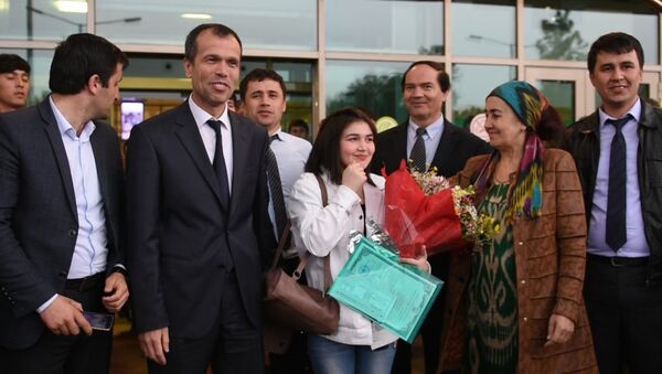 Как встретили в Душанбе Мехрону Гайбуллоеву, участницу проекта “Ты супер!” - Sputnik Таджикистан