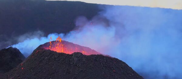 Извержение действующего вулкана Питон-де-ла-Фурнезна - Sputnik Таджикистан
