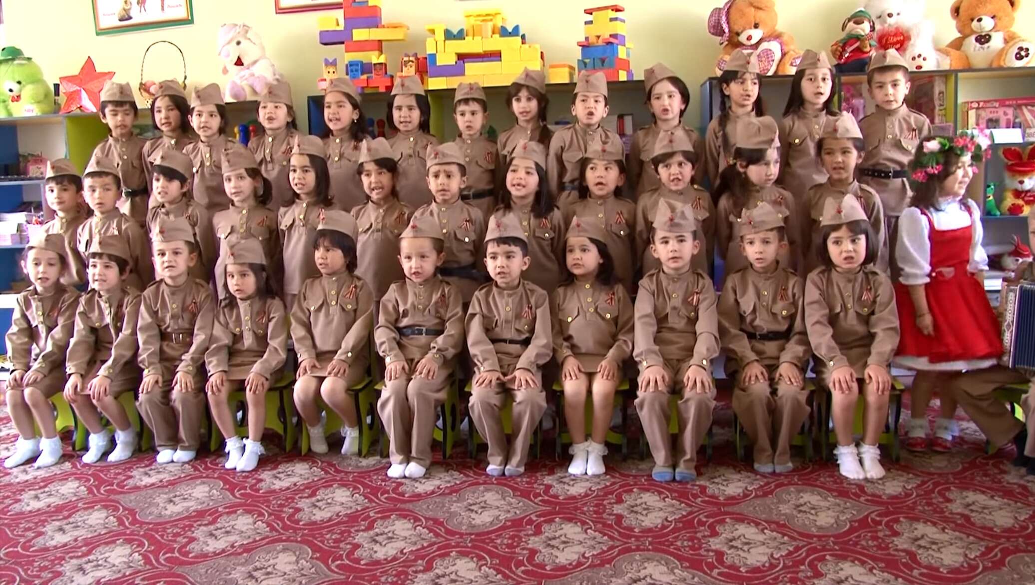 Дети спели Смуглянку из Таджикистана