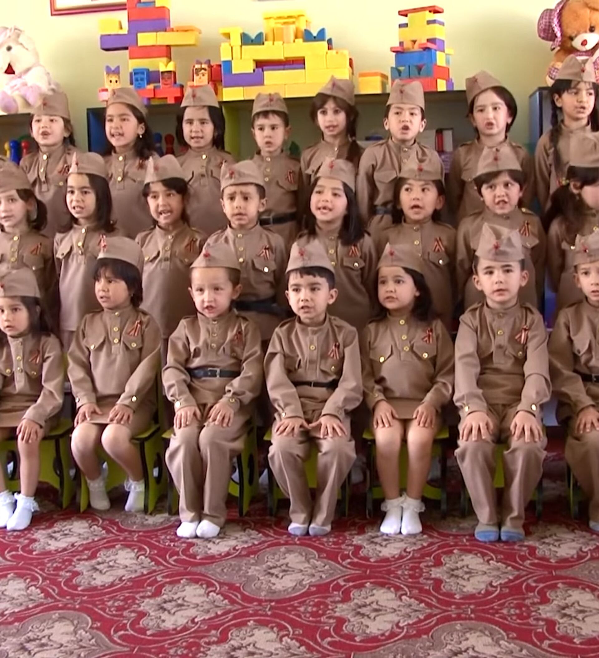 Песня смуглянка поют дети. Смуглянка дети Таджикистана. Таджикские дети поют Смуглянку. Дети поют Смуглянку в детском саду таджикские. Дети поют 9 мая.