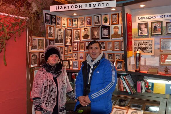Рустам вместе с директором музея Никитиной в Беларуси, архивное фото Рустам вместе с директором музея Никитиной в Беларуси, архивное фото - Sputnik Таджикистан