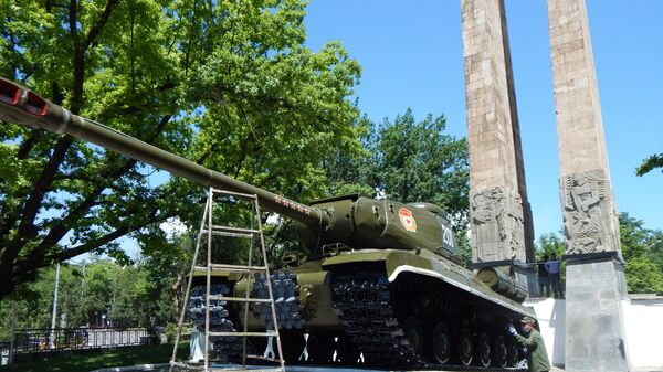 Военнослужащие 201 Российской военной базы провели подготовку к 9 мая памятников в Душанбе и Турсунзаде  - Sputnik Таджикистан