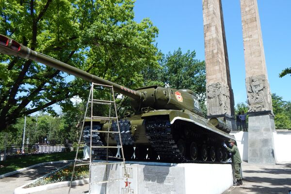 Военнослужащие 201-й российской военной базы провели подготовку к 9 мая памятников в Душанбе и Турсунзаде - Sputnik Таджикистан