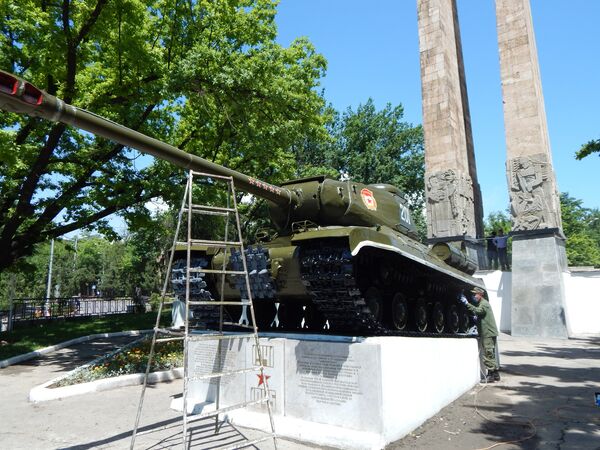 Военнослужащие 201-й Российской военной базы провели подготовку к 9 мая памятников в Душанбе и Турсунзаде - Sputnik Таджикистан