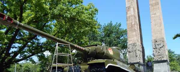 Военнослужащие 201 Российской военной базы провели подготовку к 9 мая памятников в Душанбе и Турсунзаде  - Sputnik Тоҷикистон