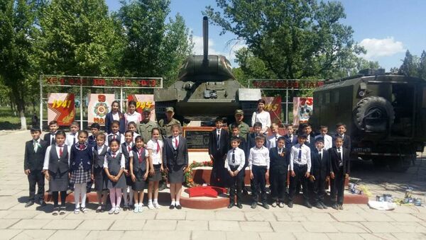 Военнослужащие 201-й российской военной базы провели подготовку к 9 мая памятников в Душанбе и Турсунзаде - Sputnik Таджикистан