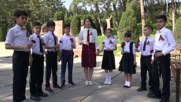Школьники прочитали стихи в Парке Победы - Sputnik Таджикистан