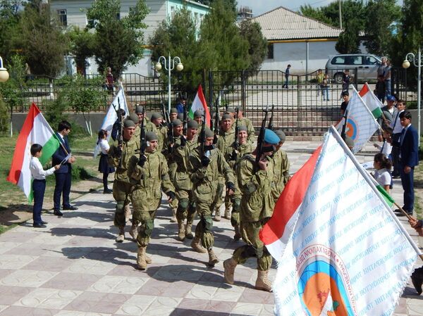 Военнослужащие российской военной базы в Таджикистане провели со школьниками мастер-класс по рукопашному бою Военнослужащие российской военной базы в Таджикистане провели со школьниками мастер-класс по рукопашному бою - Sputnik Таджикистан