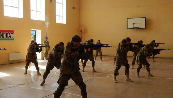 Военнослужащие российской военной базы в Таджикистане провели со школьниками мастер-класс по рукопашному бою - Sputnik Таджикистан