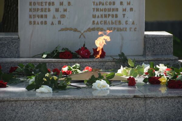 Возложение цветов у мемориала, архивное фото - Sputnik Таджикистан