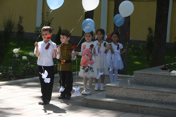 Дети в железнодорожном парке (ныне городском парке района Шохмансур) поздравляют ветеранов ко Дню победы в Душанбе, архивное фото - Sputnik Таджикистан