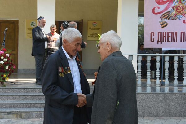 Поздравления ветеранов в железнодорожном парке (ныне городском парке района Шохмансур)  ко Дню победы в Душанбе, архивное фото - Sputnik Таджикистан