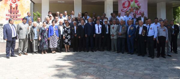 Поздравления ветеранов в железнодорожном парке (ныне городском парке района Шохмансур) с Днем Победы в Душанбе - Sputnik Таджикистан