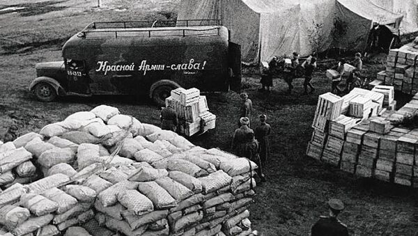 Бойцы Красной Армии разгружают прибывший на фронт эшелон с продовольствием, архивное фото - Sputnik Таджикистан