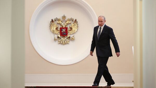 Избранный президент РФ Владимир Путин в Сенатском корпусе Московского Кремля перед церемонией инаугурации - Sputnik Таджикистан