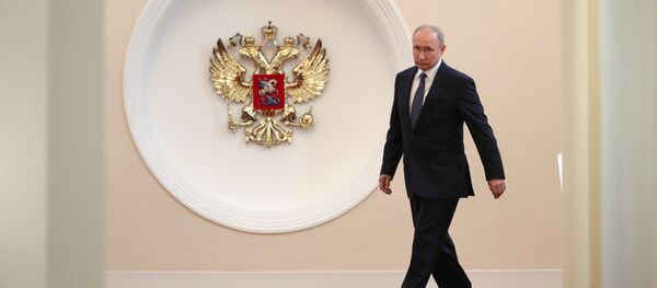 Избранный президент РФ Владимир Путин в Сенатском корпусе Московского Кремля перед церемонией инаугурации - Sputnik Таджикистан