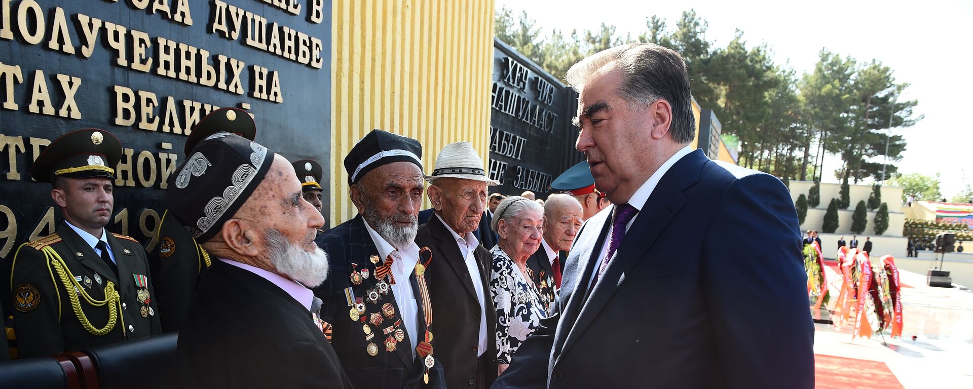 Президент Таджикистана поздравил ветеранов с Победой - Sputnik Таджикистан, 1920, 06.05.2021