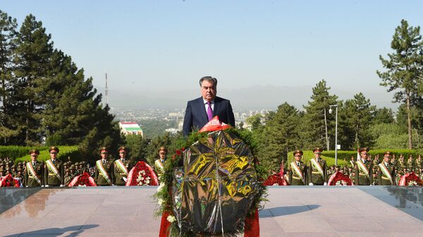 Президент Таджикистана поздравил ветеранов с Победой - Sputnik Таджикистан