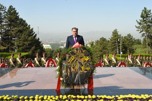 Президент Таджикистана поздравил ветеранов с Победой - Sputnik Таджикистан