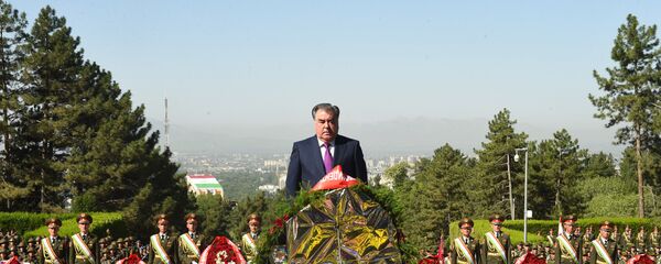 Президент Таджикистана поздравил ветеранов с Победой Президент Таджикистана поздравил ветеранов с Победой - Sputnik Таджикистан