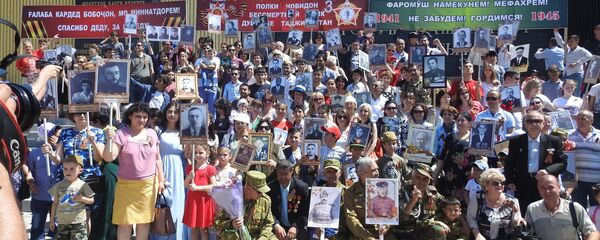 Акция Бессмертный полк в Душанбе - Sputnik Таджикистан