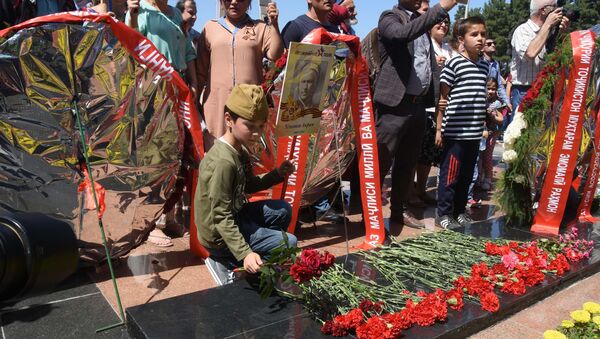 Акция Бессмертный полк в Душанбе - Sputnik Таджикистан
