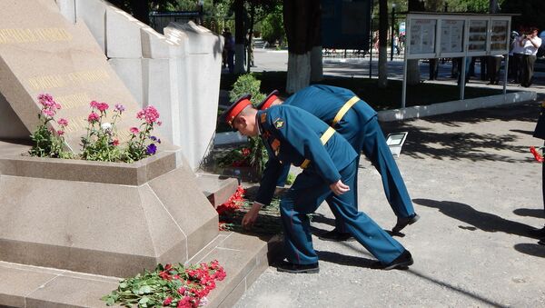 Военнослужащие 201-й РВБ возложили венки и цветы к мемориалам солдат - Sputnik Таджикистан
