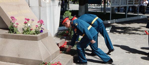 Военнослужащие 201-й РВБ возложили венки и цветы к мемориалам солдат - Sputnik Таджикистан
